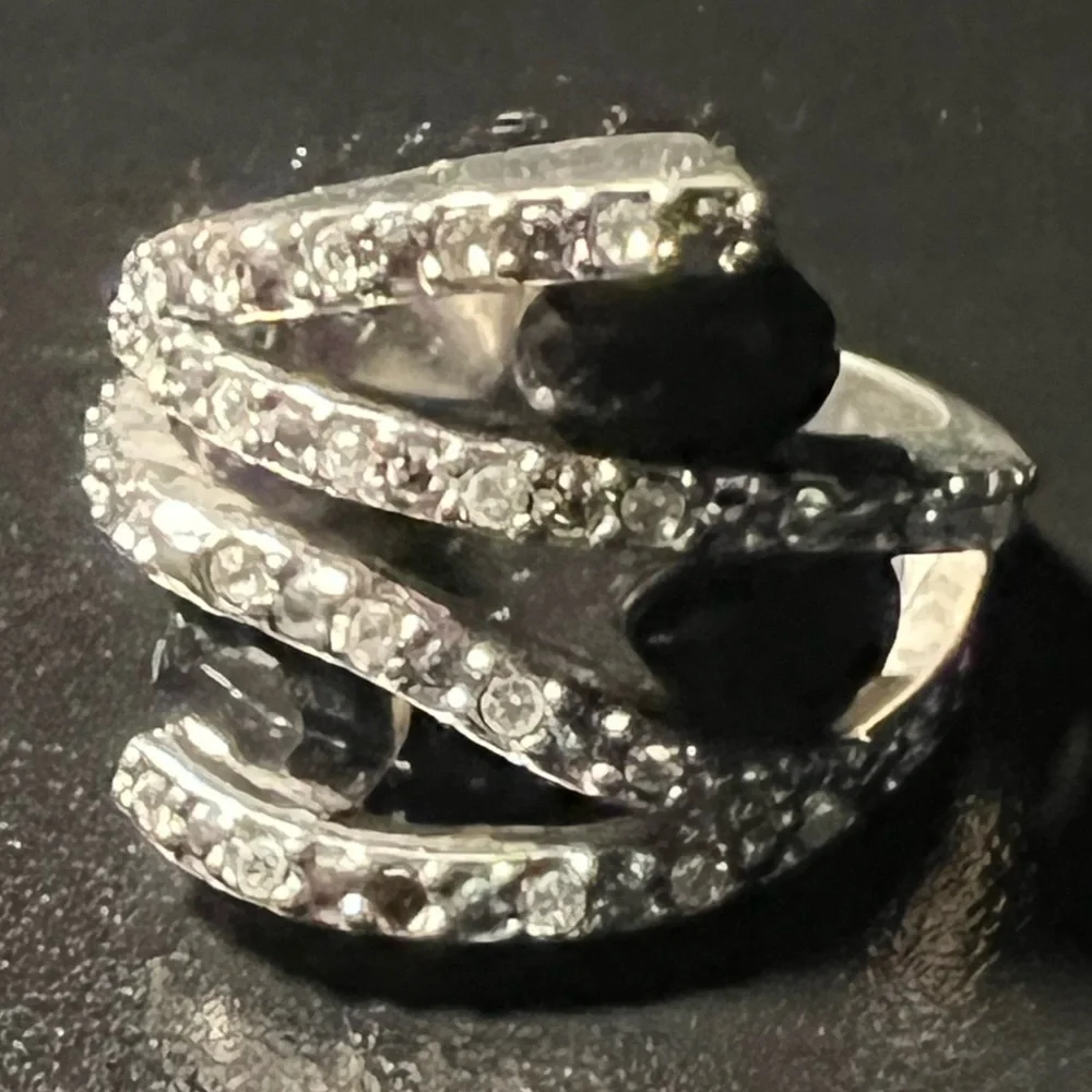Beautiful ring - Picture 1 of 8